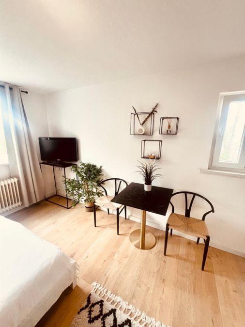 Ferienwohnung An Der Uniklinik Mit Eigener Kueche Und Renoviertem Badezimmer Homburg  Exterior photo